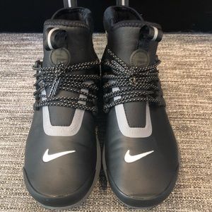 Woman’s Nike Mid top sneakers